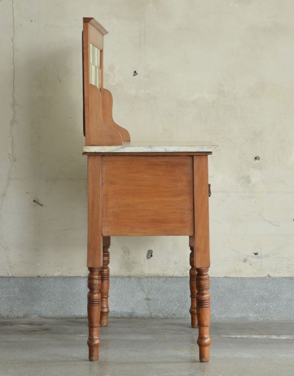 サイドボード　アンティーク家具　タイルと大理石の美しいコラボレーション、英国アンティークのウォッシュスタンド。奥行きはそれほどないので、お部屋に圧迫感もなく使いやすいです。(k-1065-f)