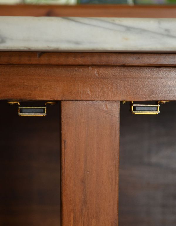 サイドボード　アンティーク家具　タイルと大理石の美しいコラボレーション、英国アンティークのウォッシュスタンド。扉にはマグネットがありますので、開閉がスムーズです。(k-1065-f)