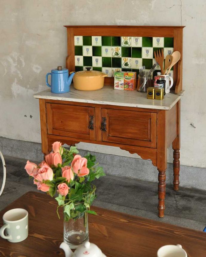 サイドボード　アンティーク家具　タイルと大理石の美しいコラボレーション、英国アンティークのウォッシュスタンド。どこに置いても思わず目が行ってしまう美しいタイル。(k-1065-f)