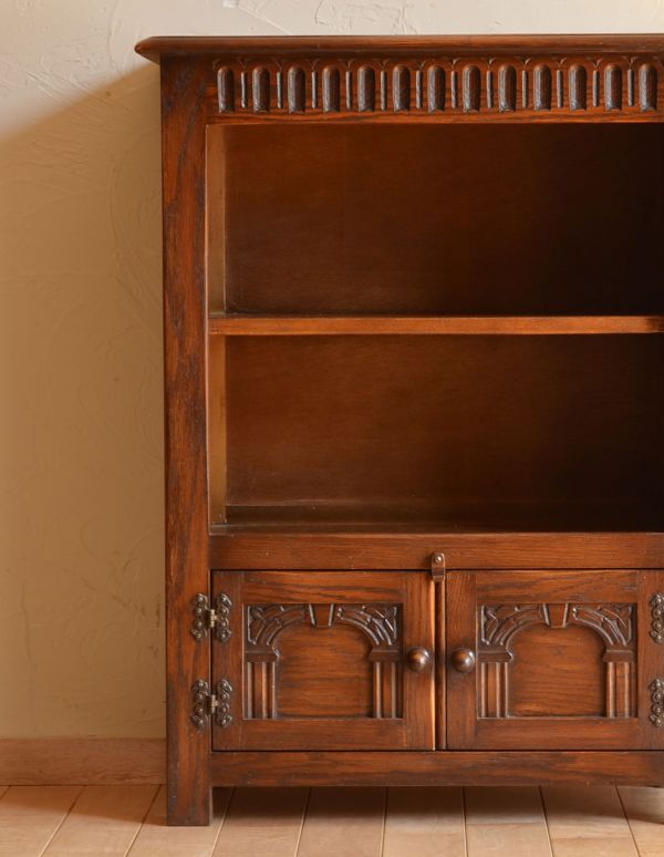 アンティーク家具　アンティーク英国家具、オープン棚のブックシェルフ（本棚）。棚板でしっかり仕切られているので整理整頓しやすいですよ。(k-1069-f)