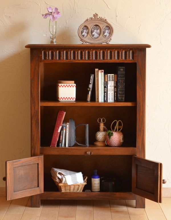 アンティーク家具　アンティーク英国家具、オープン棚のブックシェルフ（本棚）。食器や写真立て、本やDVDなどなど、たくさん飾ればディスプレイの幅が広がります！見せたくないものは下の扉の奥にしまいましょう。(k-1069-f)