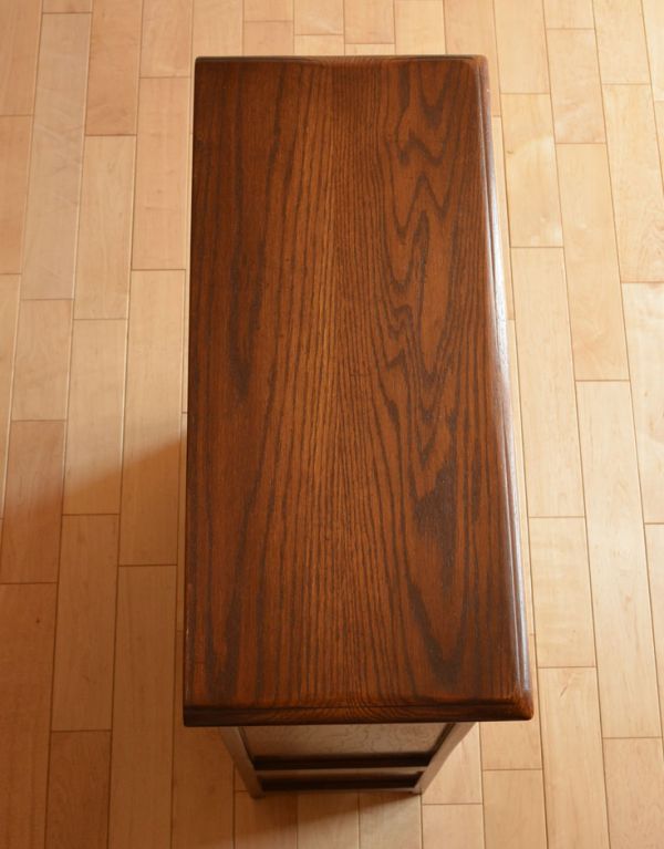 アンティーク家具　アンティーク英国家具、オープン棚のブックシェルフ（本棚）。天板もピカピカにお直ししました。(k-1069-f)