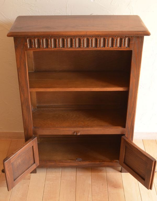 アンティーク家具　アンティーク英国家具、オープン棚のブックシェルフ（本棚）。内側も茶色なので落ち着きがあってかっこいいです。(k-1069-f)