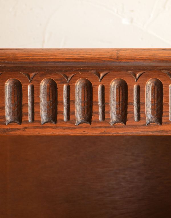 アンティーク家具　アンティーク英国家具、オープン棚のブックシェルフ（本棚）。風格と品があるので、リビングはもちろん、和室や書斎、客間にも最適。(k-1069-f)