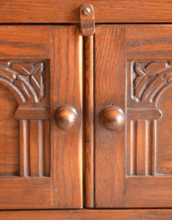 アンティーク家具　アンティーク英国家具、オープン棚のブックシェルフ（本棚）。可愛い木製の取っ手がちょこんと付いています。(k-1069-f)