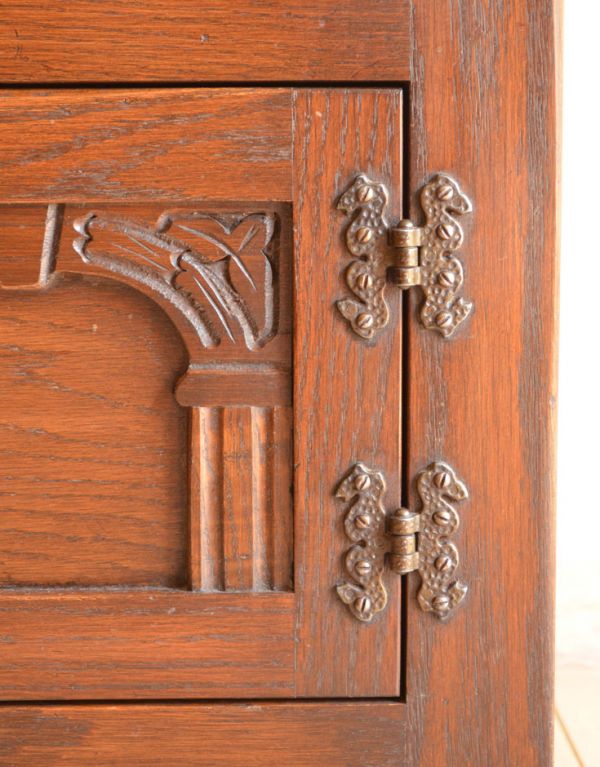 アンティーク家具　アンティーク英国家具、オープン棚のブックシェルフ（本棚）。美しい兆番も当時のものです。(k-1069-f)