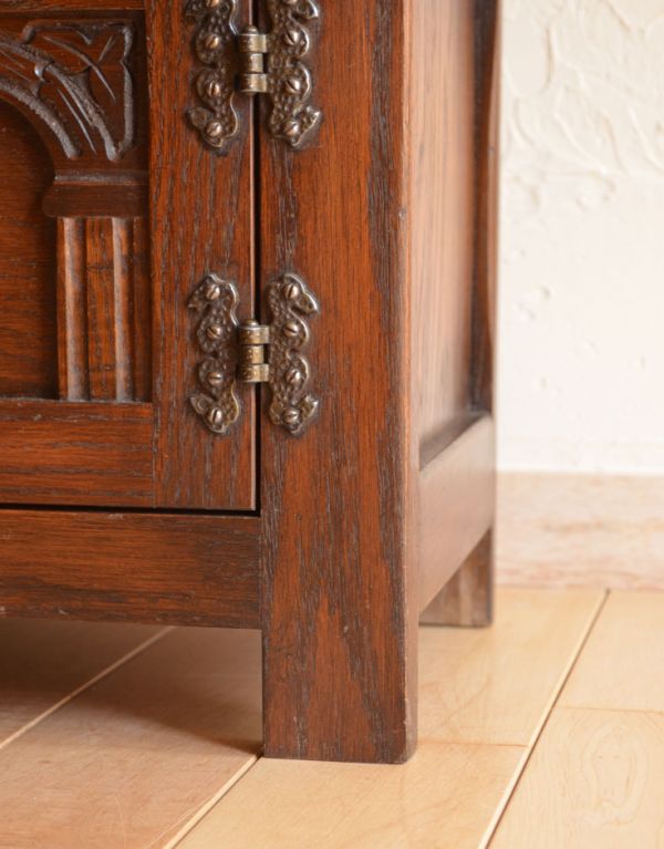 アンティーク家具　アンティーク英国家具、オープン棚のブックシェルフ（本棚）。安定感のある脚がしっかり支えます。(k-1069-f)