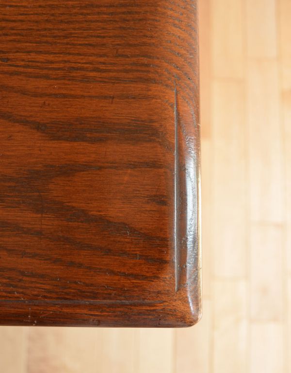 アンティーク家具　アンティーク英国家具、オープン棚のブックシェルフ（本棚）。角にも彫が入っています。(k-1069-f)