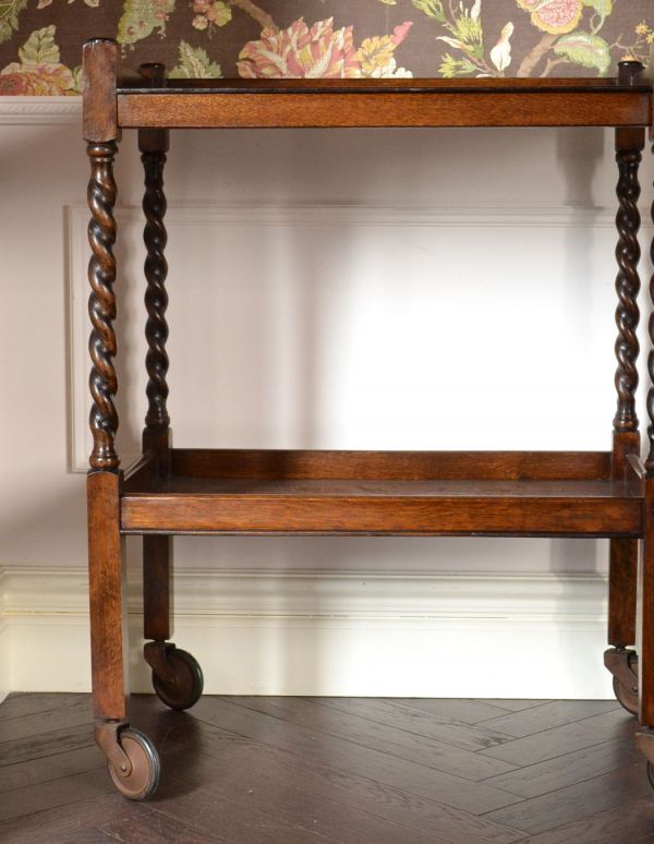 アンティークのワゴン・トローリー アンティーク家具 英国のお洒落で便利なアンティーク家具、2段タイプのワゴン(トロリー) 。水が流れていくような、とってもキレイなツイストです。(k-1075-f)