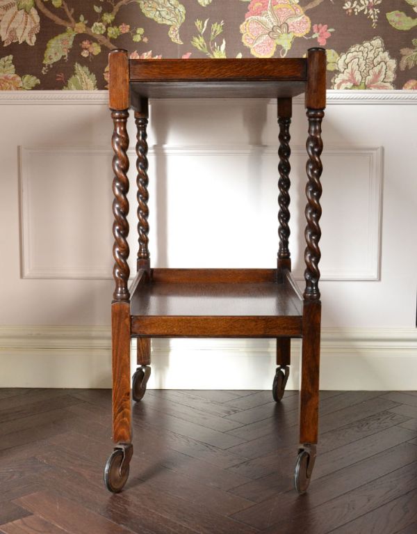 アンティークのワゴン・トローリー アンティーク家具 英国のお洒落で便利なアンティーク家具、2段タイプのワゴン(トロリー) 。しっかり作られていますので、下の台にたくさん物を乗せても大丈夫!。(k-1075-f)