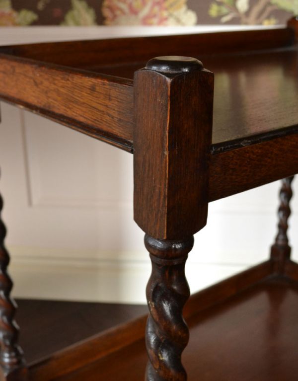 アンティークのワゴン・トローリー アンティーク家具 英国のお洒落で便利なアンティーク家具、2段タイプのワゴン(トロリー) 。専門の職人によってお直ししていますが、アンティークは新品ではありません。(k-1075-f)