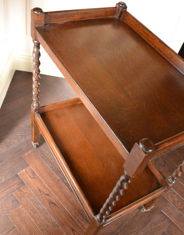 アンティークのワゴン・トローリー アンティーク家具 英国のお洒落で便利なアンティーク家具、2段タイプのワゴン(トロリー) 。濃い茶色でどことなく高級感も感じられます。(k-1075-f)