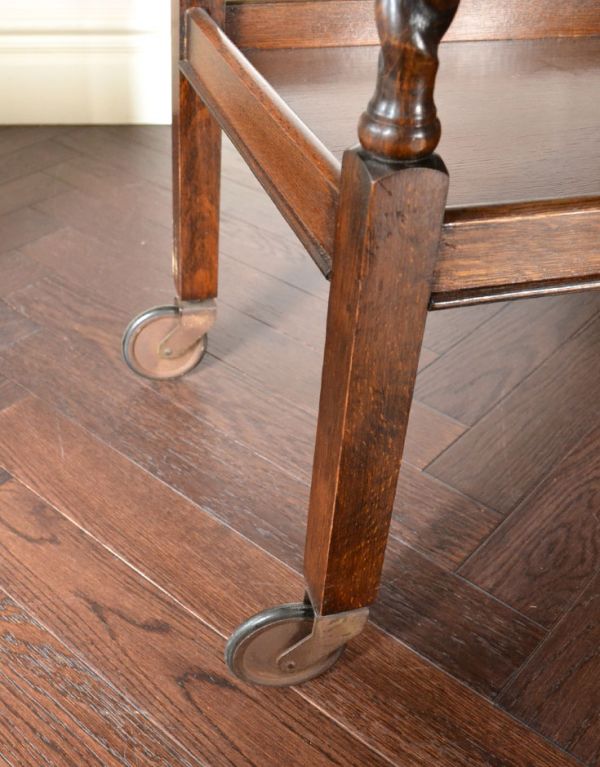 アンティークのワゴン・トローリー アンティーク家具 英国のお洒落で便利なアンティーク家具、2段タイプのワゴン(トロリー) 。きちんと調整したので、新しいものと比べるとスムーズではありませんが、ちゃんと動きます。(k-1075-f)