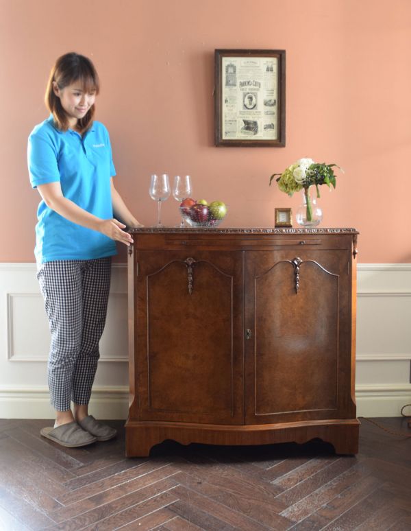 アンティークのキャビネット アンティーク家具 ワインがたっぷり入る高級な英国家具、アンティークのカクテルキャビネット。落ち着きがあって高級な印象を与えてくれます。(k-1079-f)