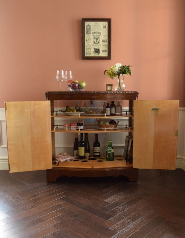 アンティークのキャビネット アンティーク家具 ワインがたっぷり入る高級な英国家具、アンティークのカクテルキャビネット。扉を開くと、ワクワクするような内部になっています!上2段に小物を置いて、下にはボトルがたっぷり並びます。(k-1079-f)