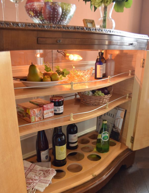 アンティークのキャビネット アンティーク家具 ワインがたっぷり入る高級な英国家具、アンティークのカクテルキャビネット。なんと、明かりが灯ります。(k-1079-f)