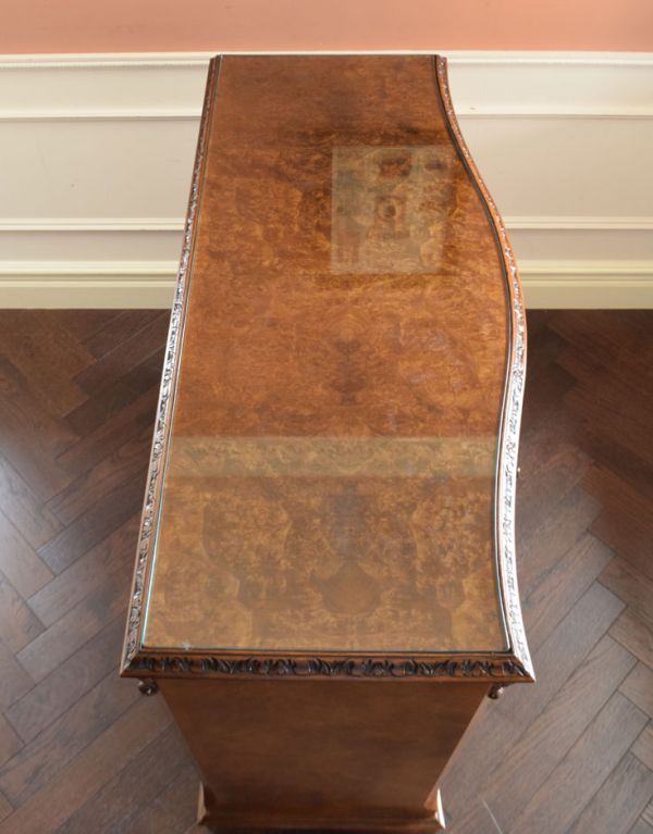 アンティークのキャビネット アンティーク家具 ワインがたっぷり入る高級な英国家具、アンティークのカクテルキャビネット。天板もピカピカにお直ししました。(k-1079-f)