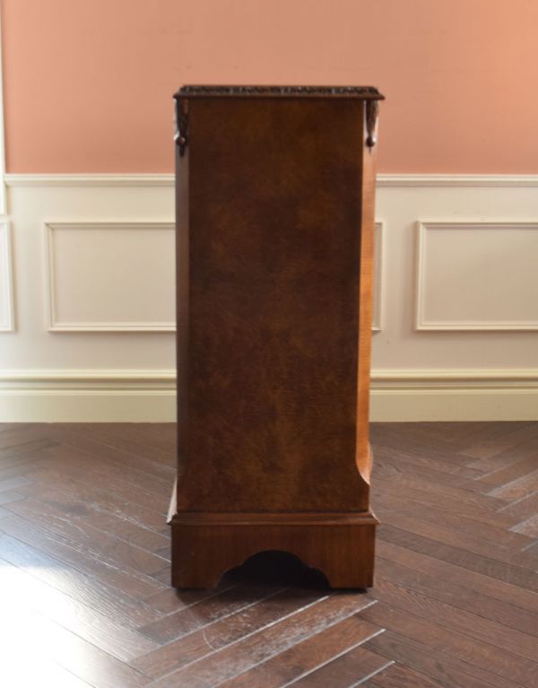 アンティークのキャビネット アンティーク家具 ワインがたっぷり入る高級な英国家具、アンティークのカクテルキャビネット。横から見ても美しいです。(k-1079-f)