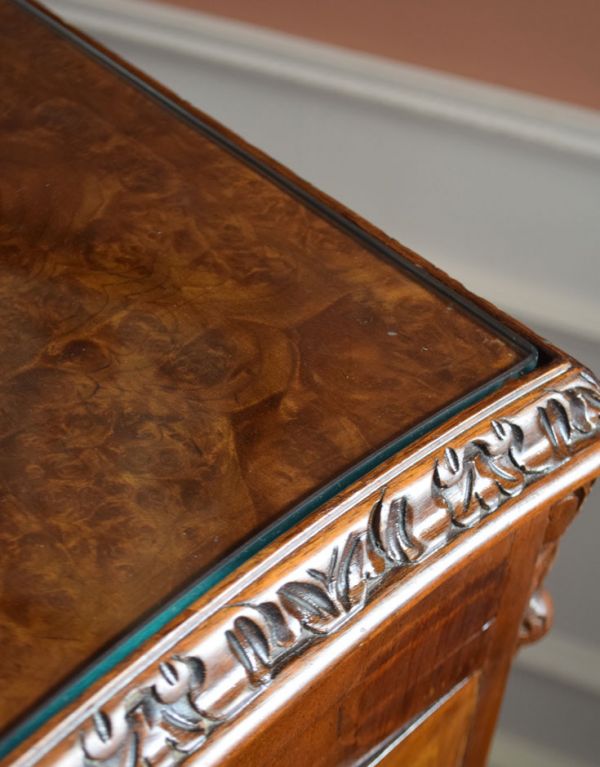 アンティークのキャビネット アンティーク家具 ワインがたっぷり入る高級な英国家具、アンティークのカクテルキャビネット。天板にはガラスが乗っているので、お手入れも水拭きで楽チンです。(k-1079-f)