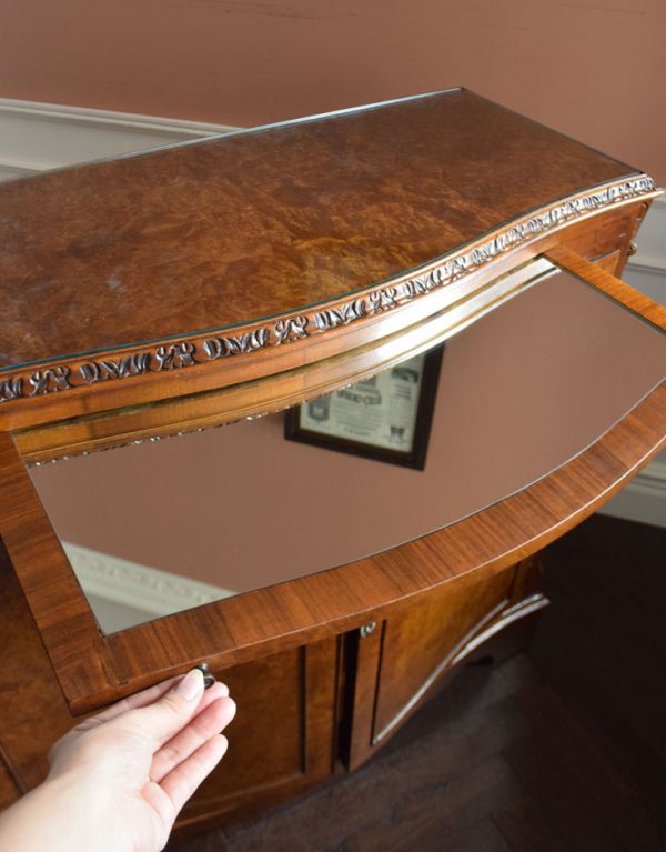 アンティークのキャビネット アンティーク家具 ワインがたっぷり入る高級な英国家具、アンティークのカクテルキャビネット。このようにミラー付のトレーが出てきます!引き出しを引くようにしてスライドさせてください。(k-1079-f)