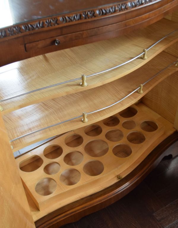 アンティークのキャビネット アンティーク家具 ワインがたっぷり入る高級な英国家具、アンティークのカクテルキャビネット。ワイン立てが付いている洒落たキャビネットです。(k-1079-f)