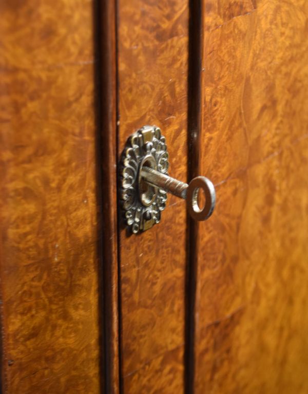 アンティークのキャビネット アンティーク家具 ワインがたっぷり入る高級な英国家具、アンティークのカクテルキャビネット。扉の取っ手です。(k-1079-f)