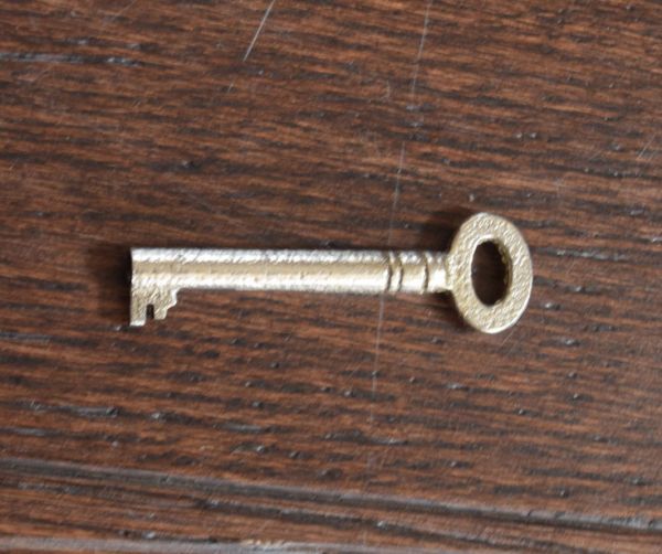 アンティークのキャビネット アンティーク家具 ワインがたっぷり入る高級な英国家具、アンティークのカクテルキャビネット。アンティークの鍵をいっしょにお届けします。(k-1079-f)