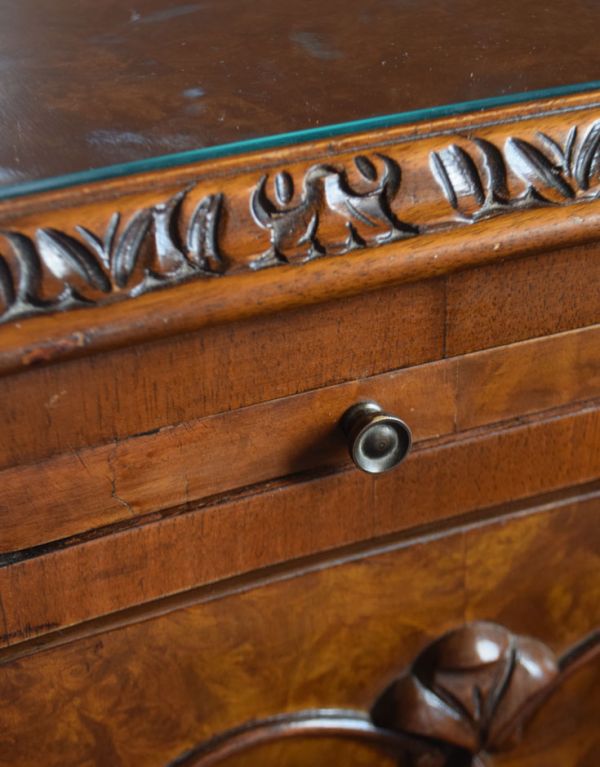 アンティークのキャビネット アンティーク家具 ワインがたっぷり入る高級な英国家具、アンティークのカクテルキャビネット。トレーの取っ手です。(k-1079-f)