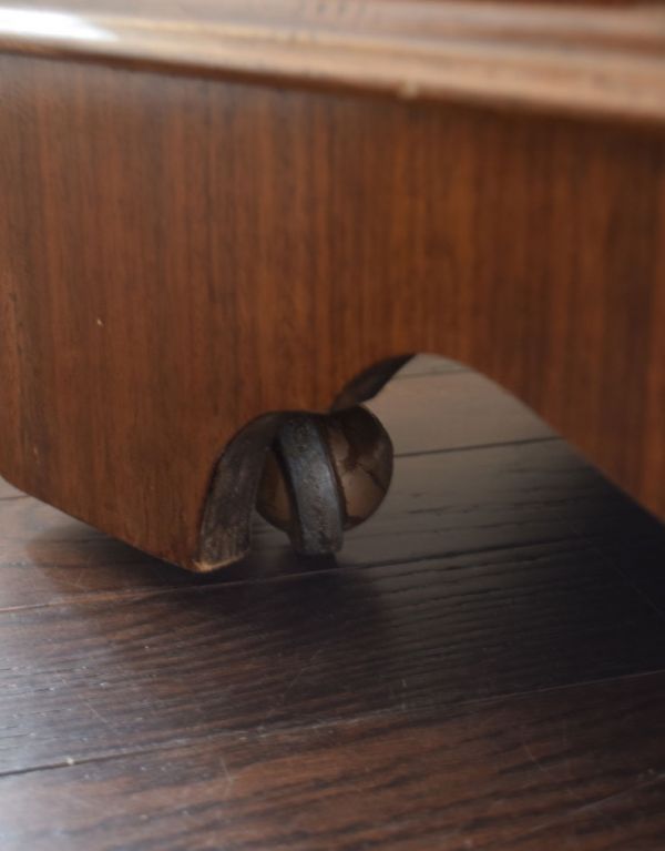 アンティークのキャビネット アンティーク家具 ワインがたっぷり入る高級な英国家具、アンティークのカクテルキャビネット。脚の後ろにタイヤが隠れています。(k-1079-f)