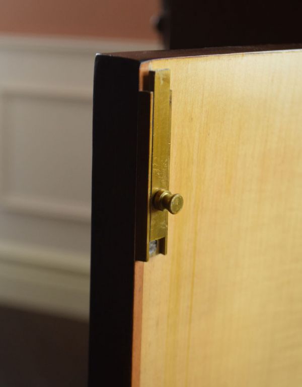 アンティークのキャビネット アンティーク家具 ワインがたっぷり入る高級な英国家具、アンティークのカクテルキャビネット。扉を留めるためのストッパーも当時のものです。(k-1079-f)