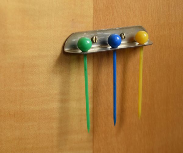 アンティークのキャビネット アンティーク家具 ワインがたっぷり入る高級な英国家具、アンティークのカクテルキャビネット。扉の内側には、このようにピックが3本付いています。(k-1079-f)