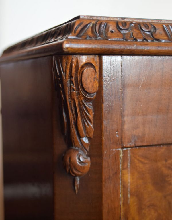 アンティークのキャビネット アンティーク家具 ワインがたっぷり入る高級な英国家具、アンティークのカクテルキャビネット。風格と品があるので、リビングはもちろん、和室や書斎、客間にも最適。(k-1079-f)