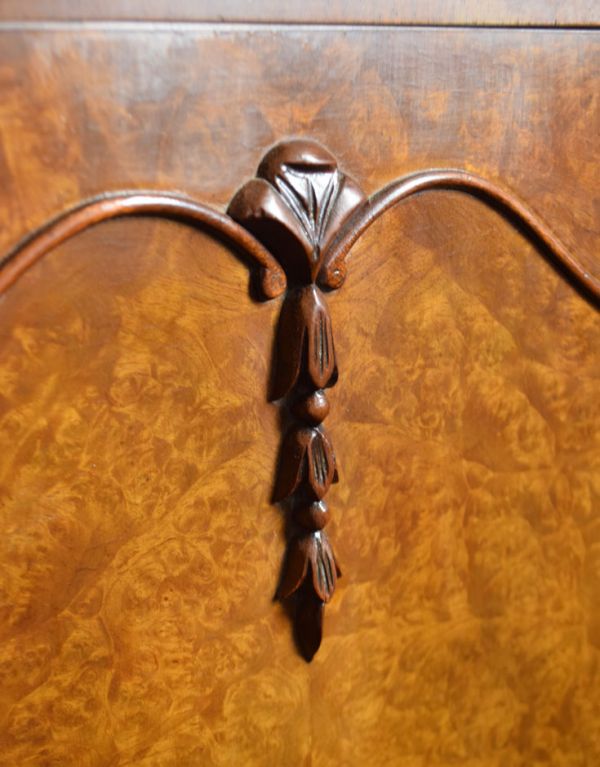 アンティークのキャビネット アンティーク家具 ワインがたっぷり入る高級な英国家具、アンティークのカクテルキャビネット。扉にはポイントになる立体的な飾りです。(k-1079-f)