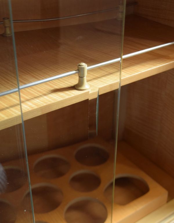 アンティークのキャビネット アンティーク家具 ワインがたっぷり入る高級な英国家具、アンティークのカクテルキャビネット。引き戸の取っ手は日本でもお馴染みのデザインです。(k-1079-f)