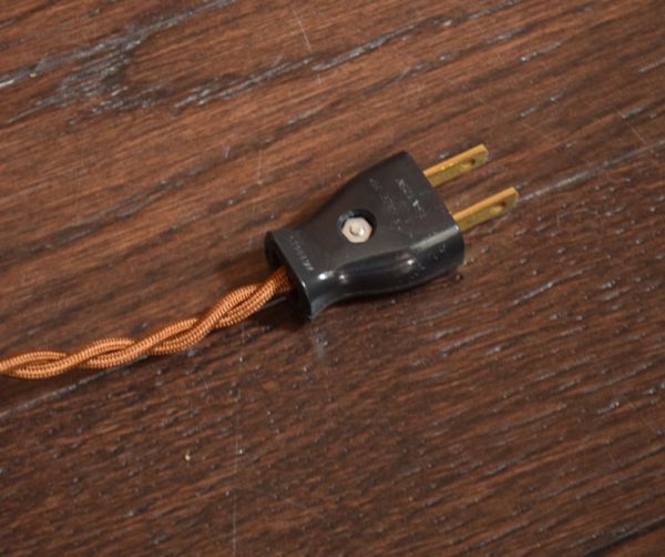 アンティークのキャビネット アンティーク家具 ワインがたっぷり入る高級な英国家具、アンティークのカクテルキャビネット。コンセントの先端はこんな感じ。(k-1079-f)