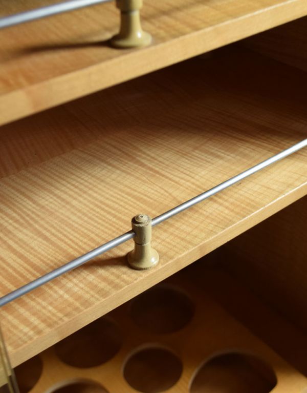 アンティークのキャビネット アンティーク家具 ワインがたっぷり入る高級な英国家具、アンティークのカクテルキャビネット。物が落ちにくいようにコードが張ってあります。(k-1079-f)