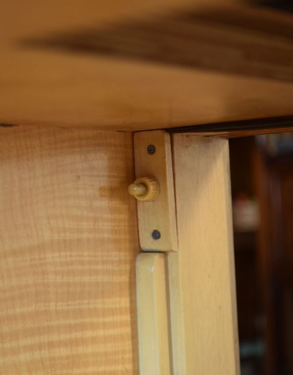 アンティークのキャビネット アンティーク家具 ワインがたっぷり入る高級な英国家具、アンティークのカクテルキャビネット。扉の裏側の金具です。(k-1079-f)