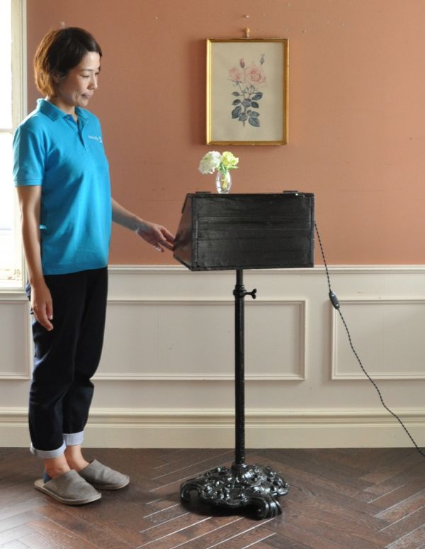 めずらしい家具　アンティーク家具　イギリスの珍しいアンティーク家具、ブラックペイントのレセプションスタンド(E17シャンデリア球付き)。アイアンのかっこいいアンティーク、レセプションスタンド海外のホテルなどで活躍していた本物の現場の家具なんです。(k-1085-f)