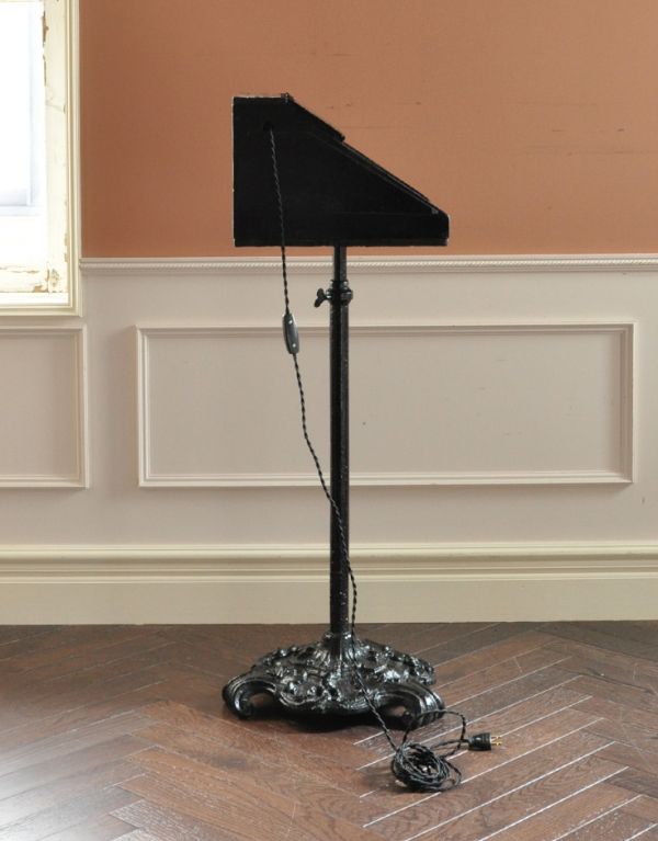 めずらしい家具　アンティーク家具　イギリスの珍しいアンティーク家具、ブラックペイントのレセプションスタンド(E17シャンデリア球付き)。クルッと回転。(k-1085-f)