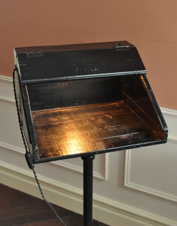 めずらしい家具　アンティーク家具　イギリスの珍しいアンティーク家具、ブラックペイントのレセプションスタンド(E17シャンデリア球付き)。手元の明かりが灯ります。(k-1085-f)