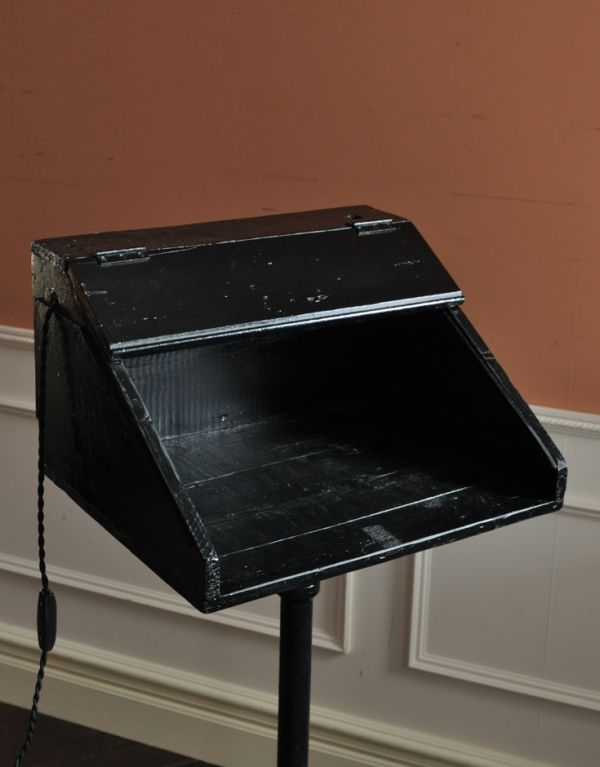 めずらしい家具　アンティーク家具　イギリスの珍しいアンティーク家具、ブラックペイントのレセプションスタンド(E17シャンデリア球付き)。上品で優雅なアンティーク凛とした雰囲気が漂うアンティークらしい立ち姿のテーブル。(k-1085-f)