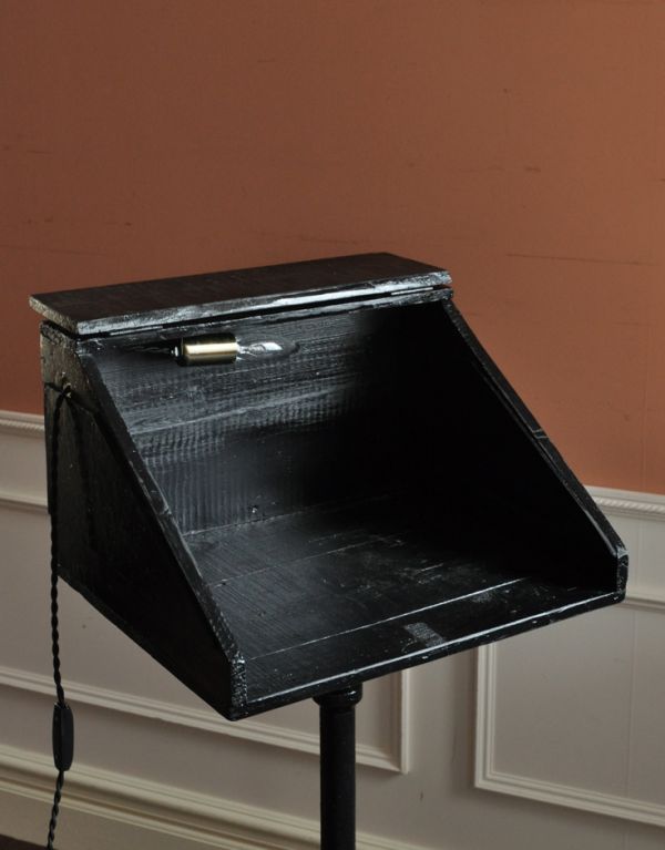 めずらしい家具　アンティーク家具　イギリスの珍しいアンティーク家具、ブラックペイントのレセプションスタンド(E17シャンデリア球付き)。扉の中を開けてみましょう扉を開けてみると、中はこんな感じに仕上がっています。(k-1085-f)