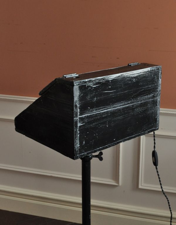 めずらしい家具　アンティーク家具　イギリスの珍しいアンティーク家具、ブラックペイントのレセプションスタンド(E17シャンデリア球付き)。しっかり修復しました！アンティークは新品ではないので、もちろん経年変化によるキズはありますが、専門の職人がしっかり修復してあるのでキレイです。(k-1085-f)