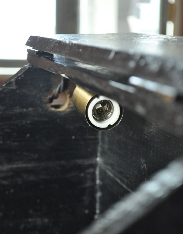 めずらしい家具　アンティーク家具　イギリスの珍しいアンティーク家具、ブラックペイントのレセプションスタンド(E17シャンデリア球付き)。ソケット部分は日本仕様日本仕様の口金サイズ「E17型」対応です。(k-1085-f)