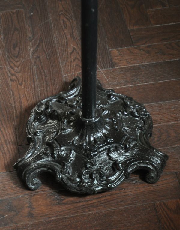 めずらしい家具　アンティーク家具　イギリスの珍しいアンティーク家具、ブラックペイントのレセプションスタンド(E17シャンデリア球付き)。持ち上げなくても大丈夫！Handleのアンティークは、脚の裏にフェルトキーパーをお付けしています。(k-1085-f)