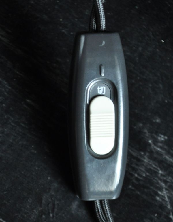 めずらしい家具　アンティーク家具　イギリスの珍しいアンティーク家具、ブラックペイントのレセプションスタンド(E17シャンデリア球付き)。片手でカンタン夜になったらスイッチON!片手で簡単に切り替えられオン・オフのスイッチ付きです。(k-1085-f)