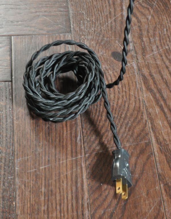 めずらしい家具　アンティーク家具　イギリスの珍しいアンティーク家具、ブラックペイントのレセプションスタンド(E17シャンデリア球付き)。日本仕様の新しいコードですアンティーク照明の取り扱いに慣れた職人がしっかりオーバーホウルしました。(k-1085-f)