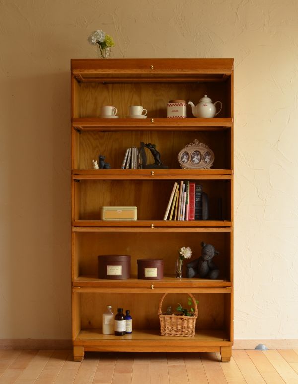 アンティークのキャビネット アンティーク家具 アンティークの英国家具、ナチュラルな茶色のスタッキングブックケース。食器や写真立て、本やDVDなどなど、たくさん飾ればディスプレイの幅が広がります!単行本や漫画がラクラク収納できるのでとっても便利ですよ。(k-1105-f)