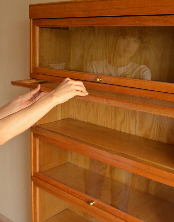 アンティークのキャビネット アンティーク家具 アンティークの英国家具、ナチュラルな茶色のスタッキングブックケース。ガラス扉は上に上げて、スライドさせて中にしまいます。(k-1105-f)