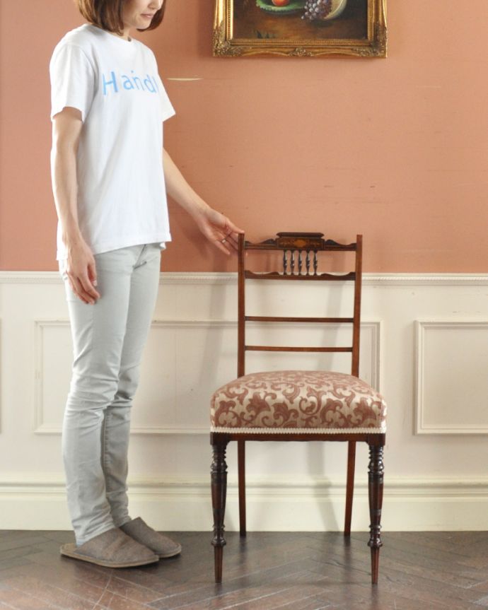 ダイニングチェア　アンティーク チェア　ローズウッドを使用した高級感漂う、美しいアンティークのインレイドチェア。座るためだけじゃなく見て楽しむ椅子上質な雰囲気が漂うアンティークのサロンチェアは、座るためだけの椅子ではありません。(k-1110-c)